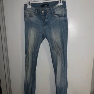 Blue jeans w zippers detailing